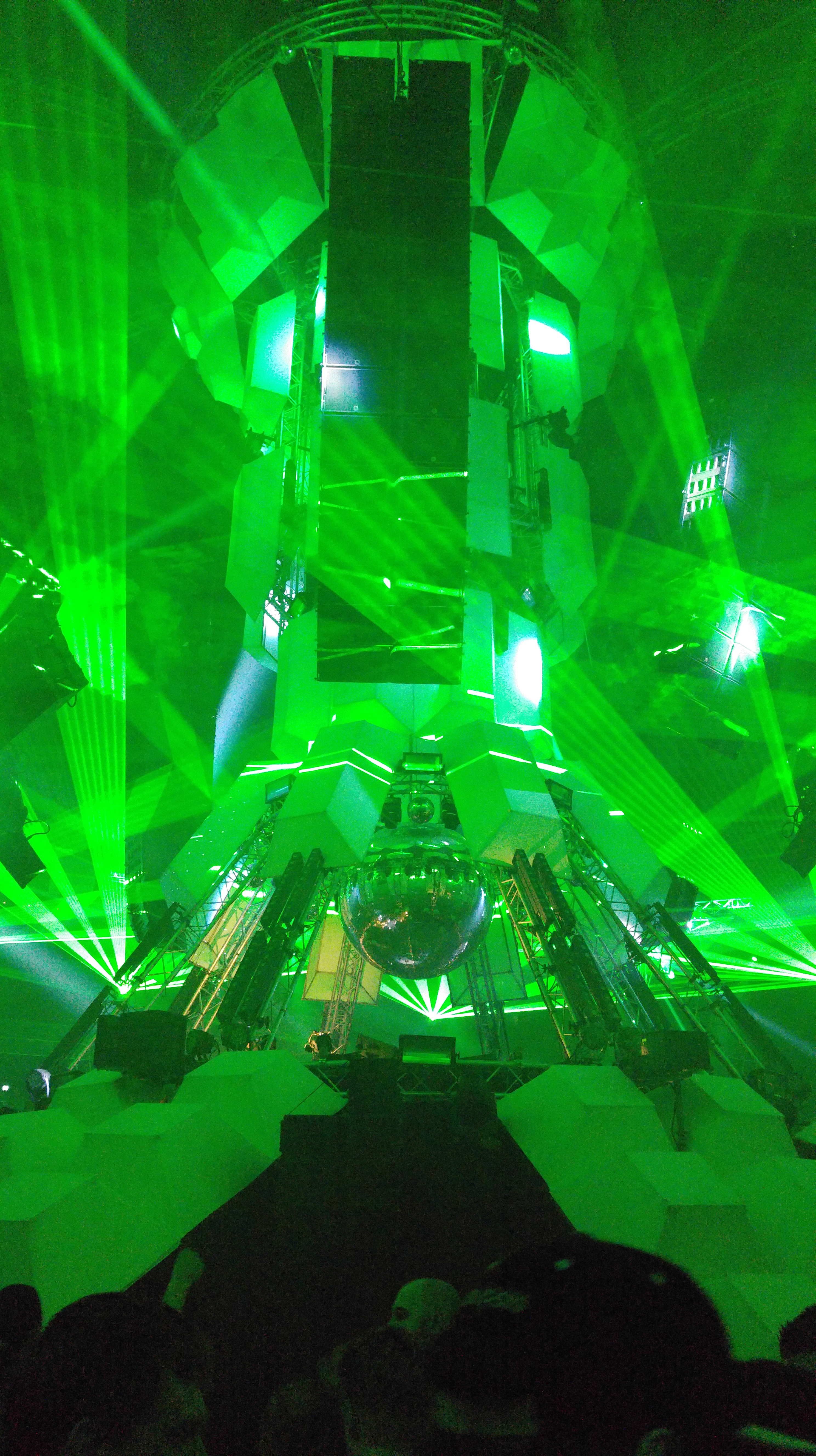 Les lasers jaillissent dans tous les sens durant les gros drops !