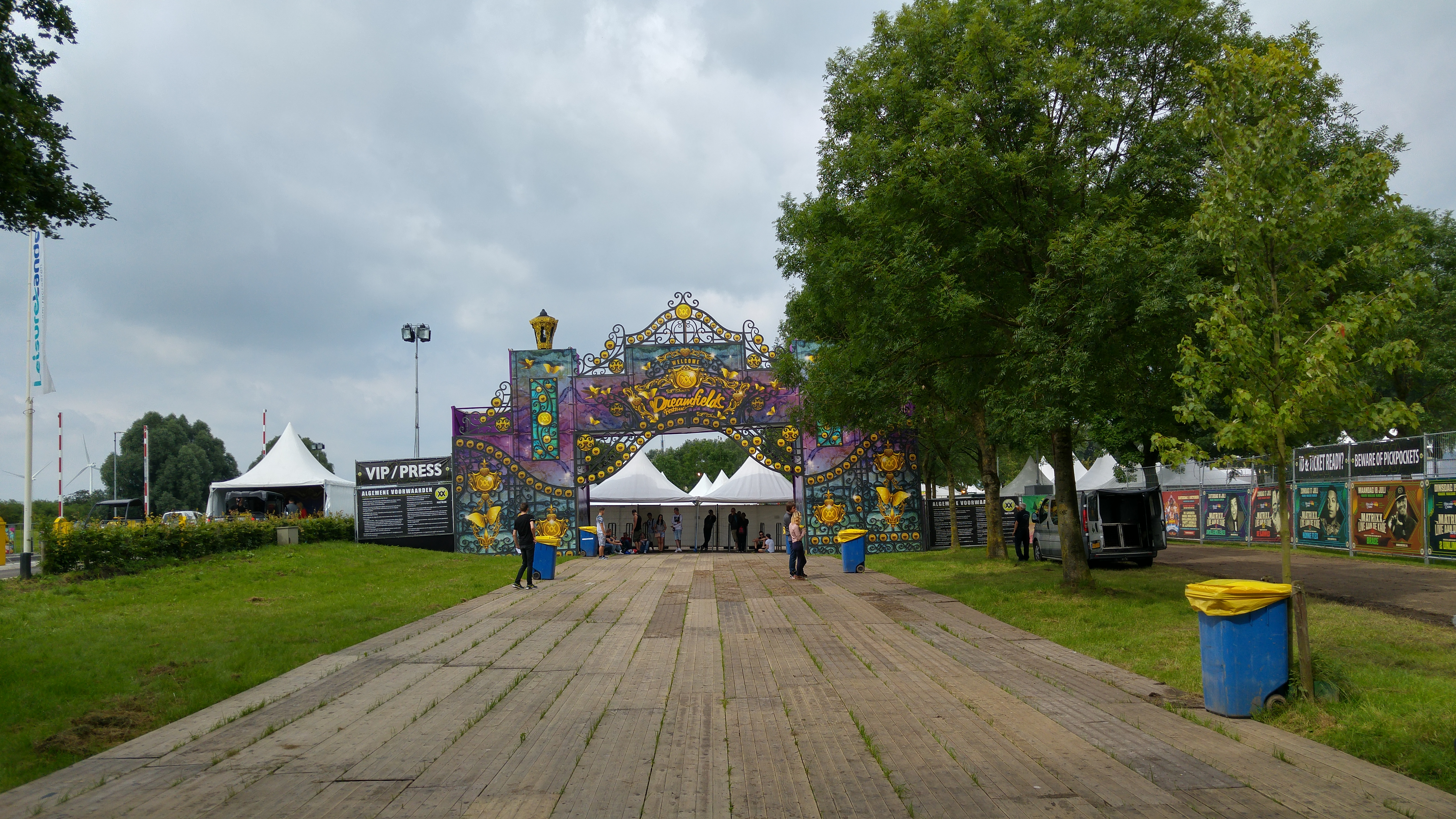 Entrée du festival, le calme avant la folie !
