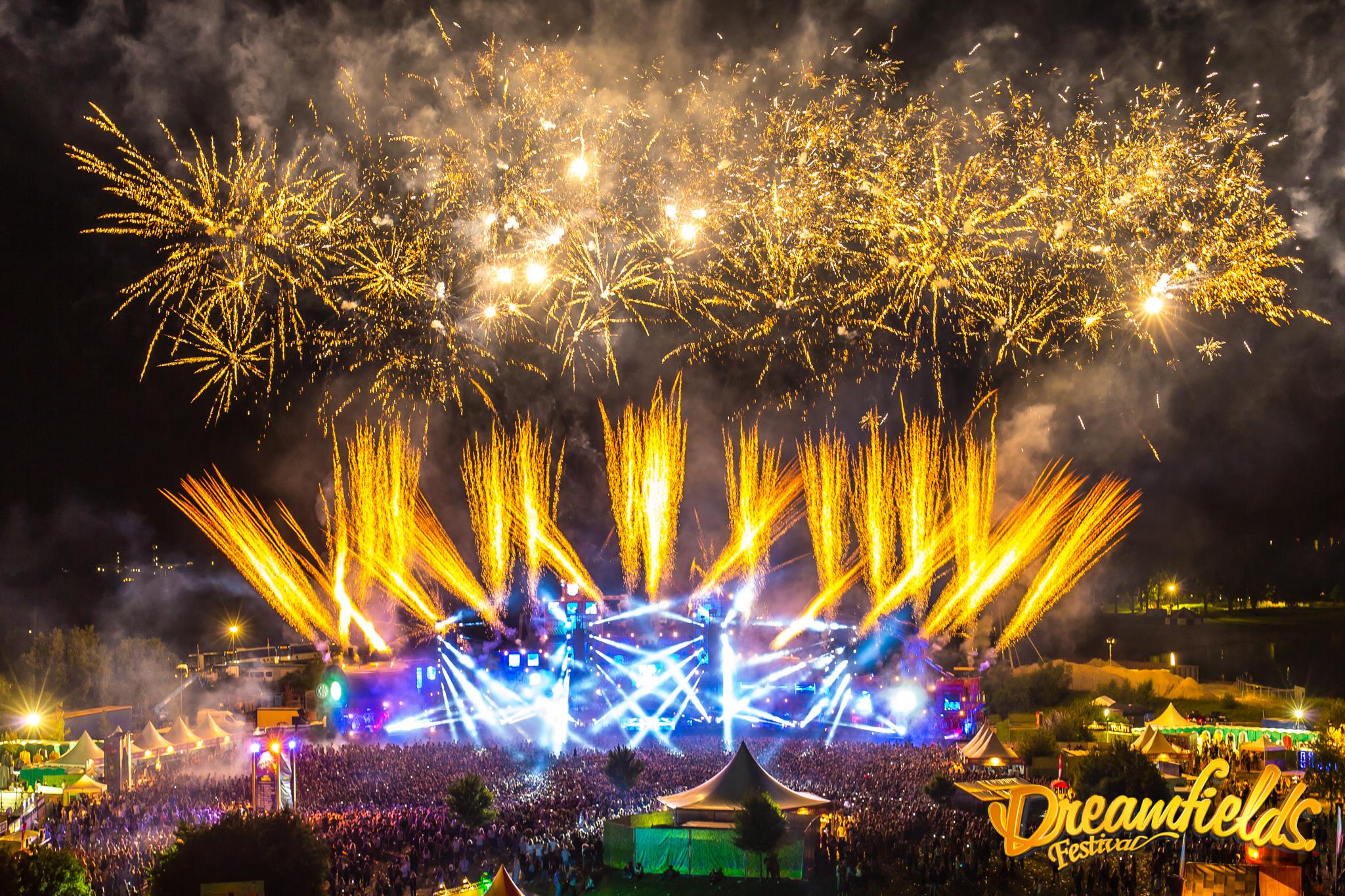 Feux d'artifice durant la cérémonie de clôture (Crédits : Rossumedia)