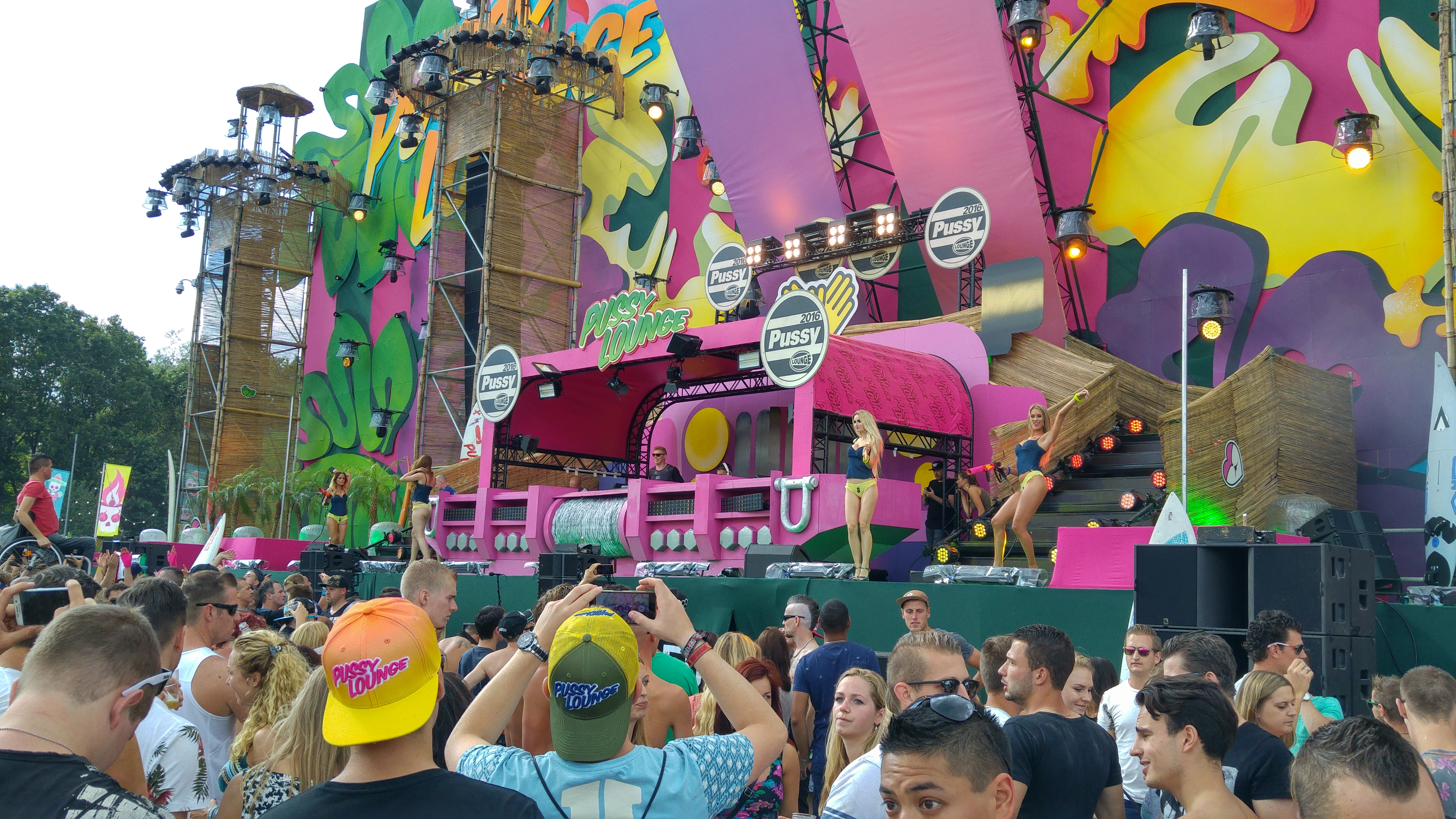 Ruthless sur la scène Pussy Lounge avec les "Pole-Danseuses"