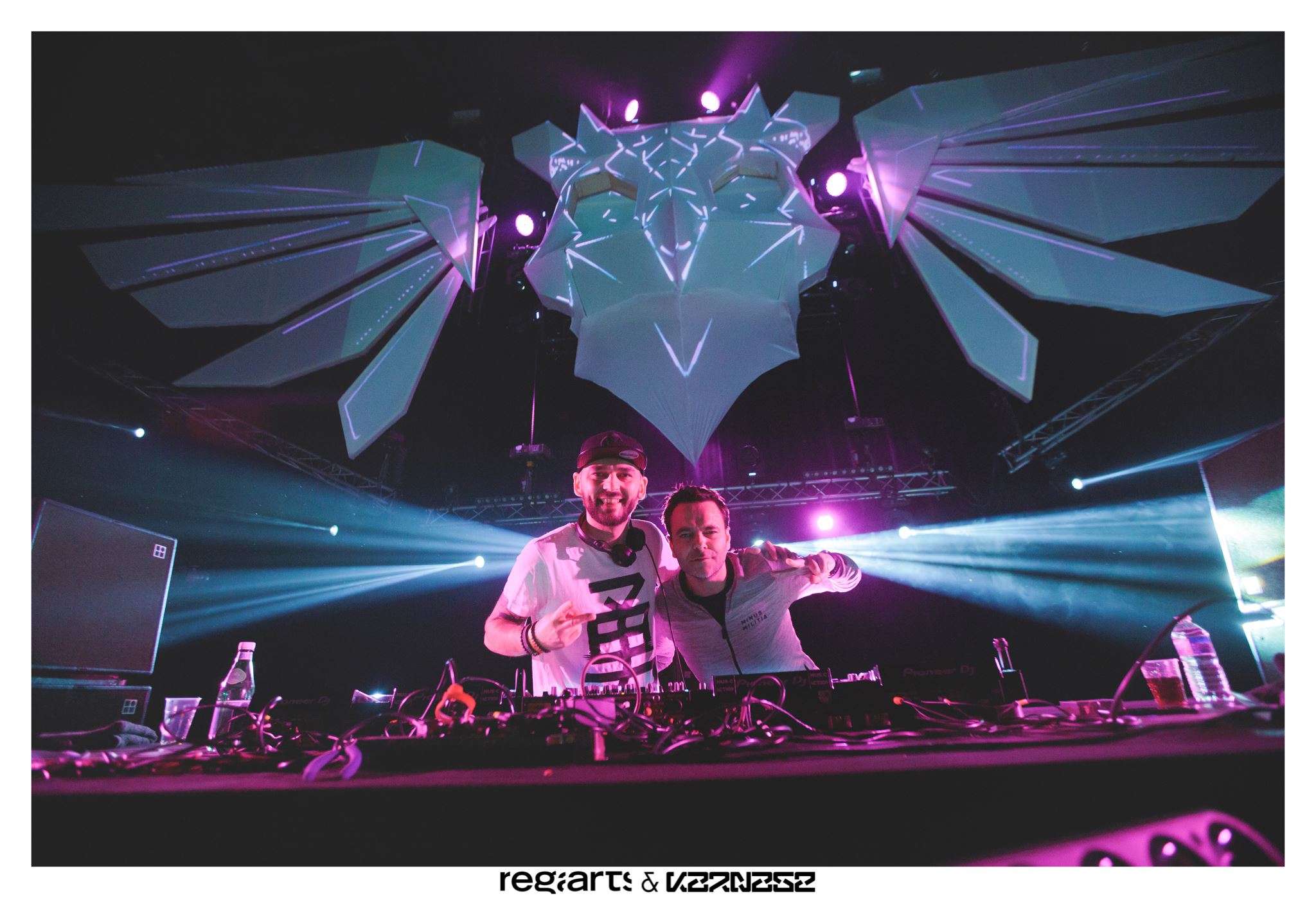 Crypsis and Chain Reaction : Unlike Others