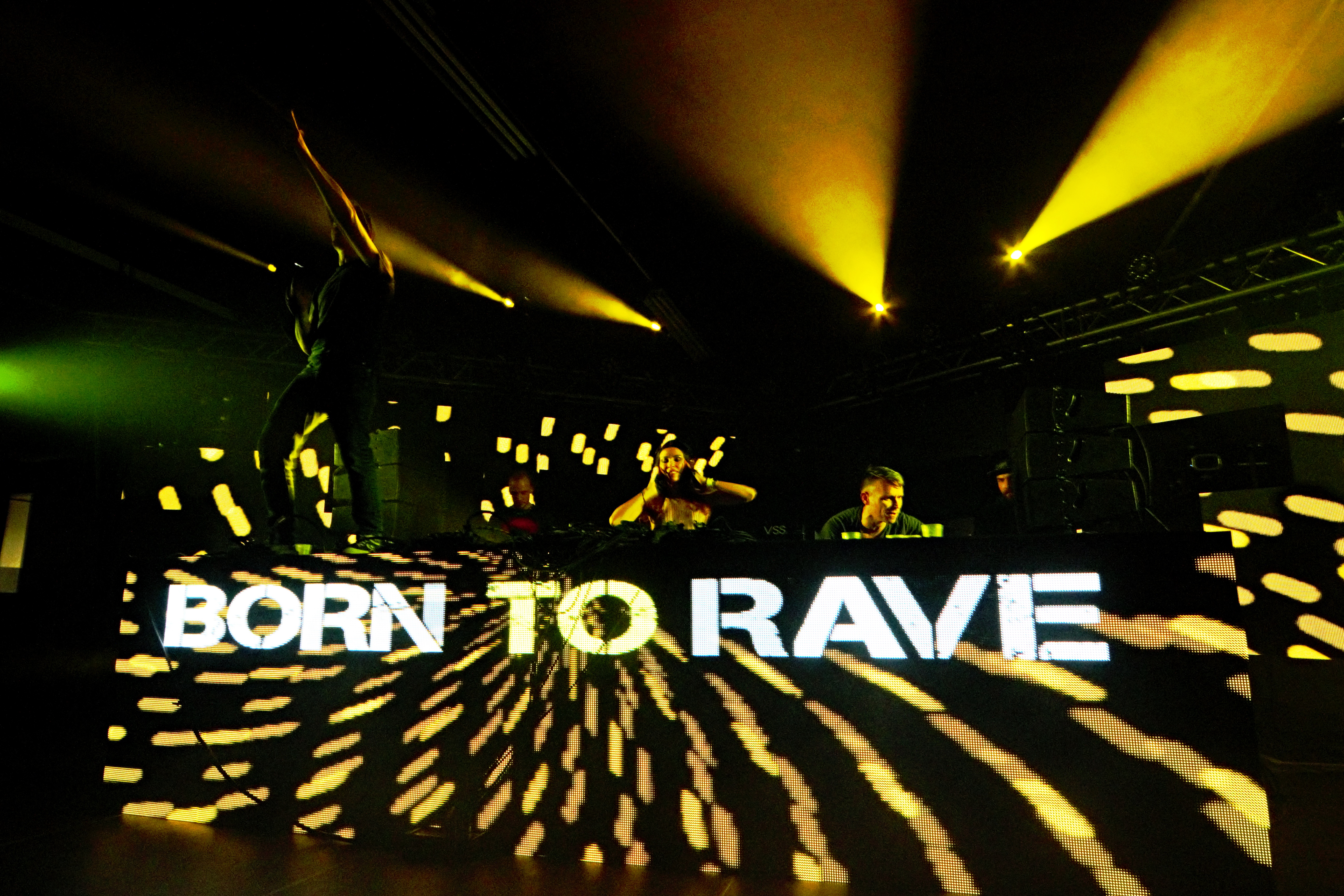 La tournée Born To Rave est de retour !